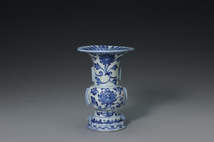 青花缠枝花卉纹出戟尊