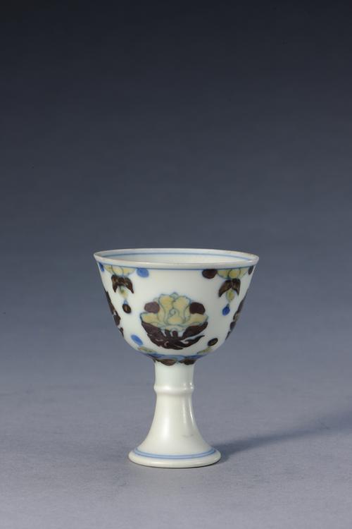 成化款斗彩团莲纹高足杯