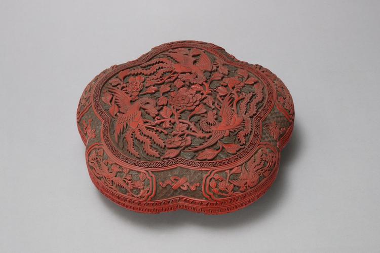 剔彩双凤牡丹纹梅花式攒盒