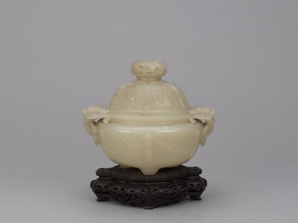 白玉仿古铜纹双兽耳三足带盖炉