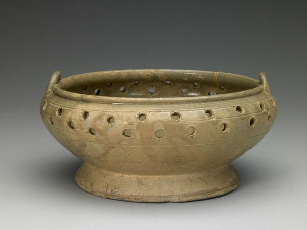 青釉镂孔双系熏炉