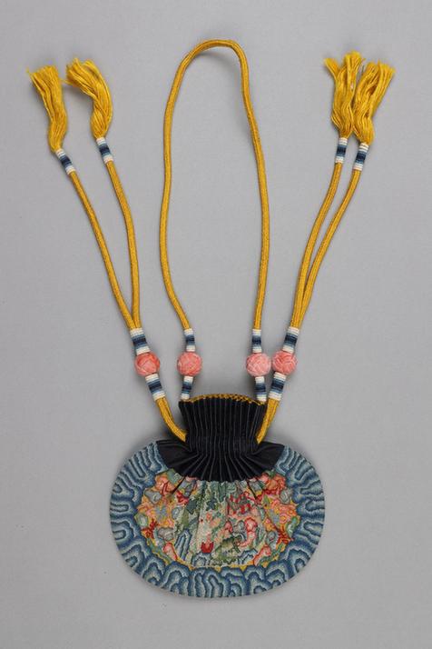 青色缎口满纳地景纹椭圆荷包