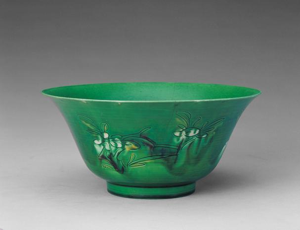 绿地云彩兰花纹撇口碗