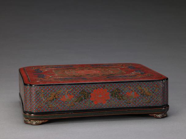 描油花蝶纹长方委角盒