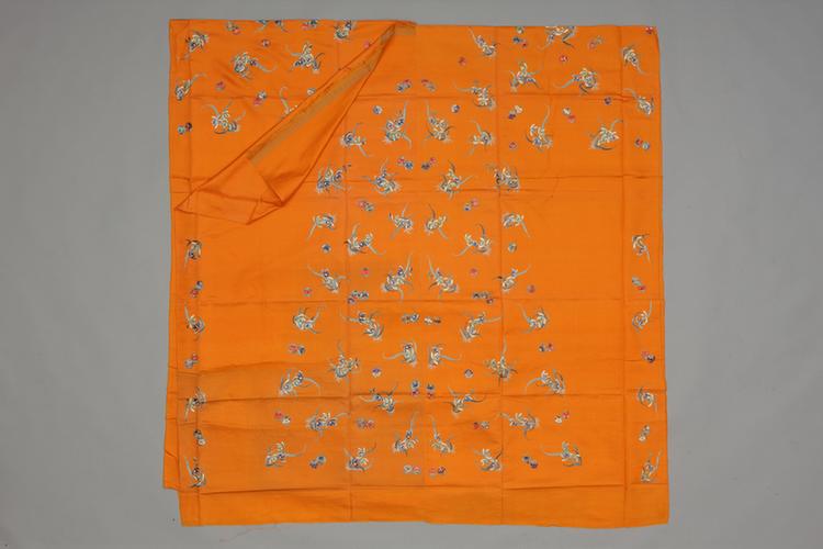 杏黄色绸绣浅彩三元兰花纹氅衣料