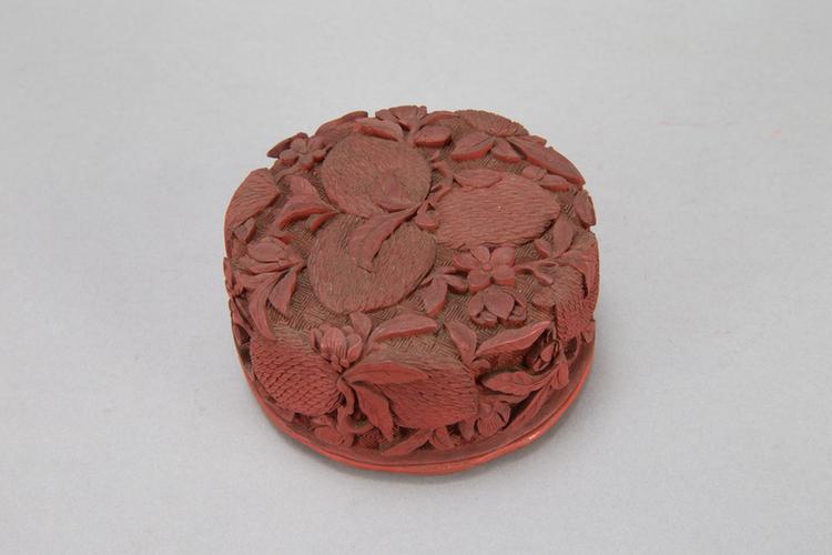 剔红荔枝纹扁圆盒