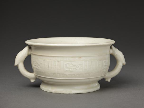 德化窑白釉印花夔纹双耳炉