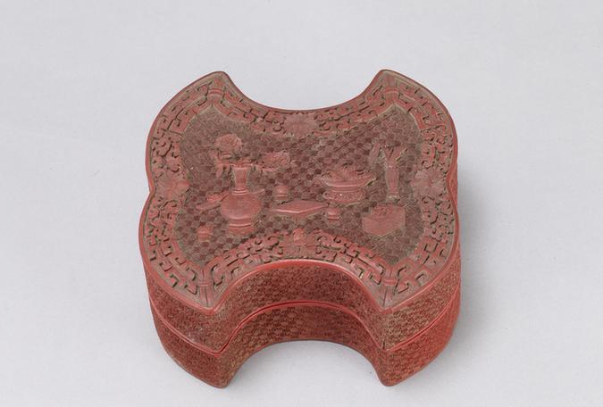 剔红博古纹银锭式盒