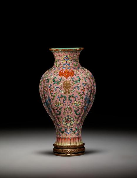 乾隆款粉地粉彩缠枝莲福寿纹双耳瓜棱壁瓶