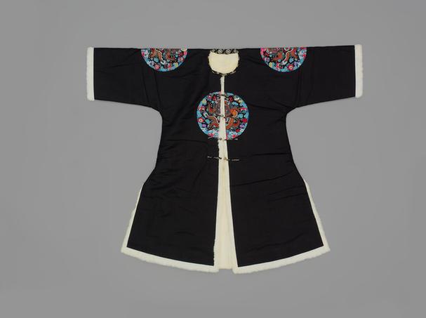 石青色江绸绣四团彩云金龙纹银鼠皮衮服