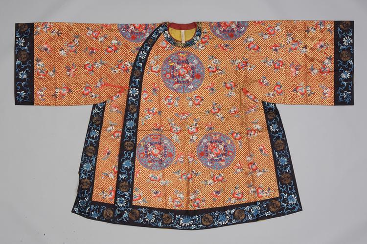 红色缎绣桃金斜万字云蝠八宝纹福星衣