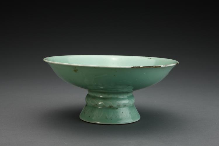 雍正款冬青釉高足碗