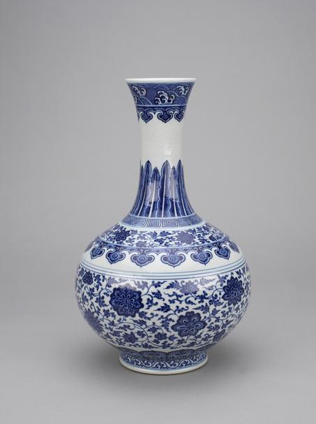 嘉庆款青花缠枝莲纹赏瓶