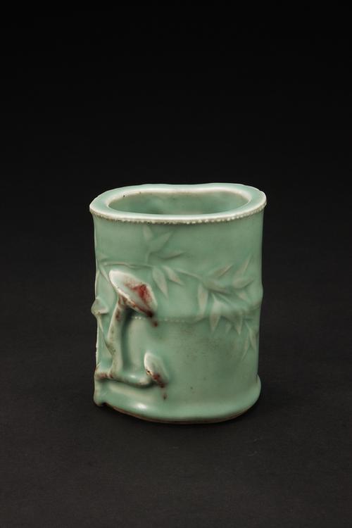 冬青釉釉里红灵芝竹叶图笔筒