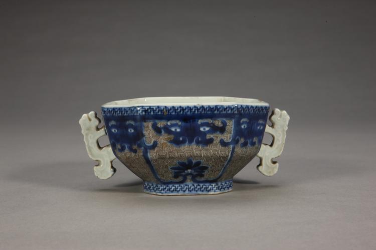 青花回纹锦地夔莲纹八方双耳炉