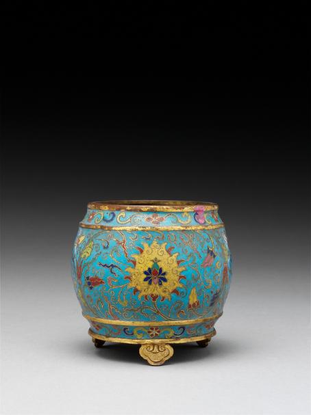 乾隆款掐丝珐琅缠枝莲纹三足鼓式炉