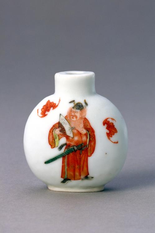 白地矾红彩人物图鼻烟壶