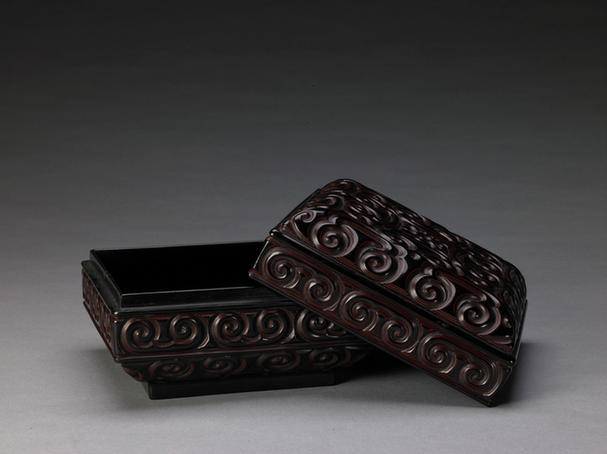 乾隆款剔犀云纹方盒