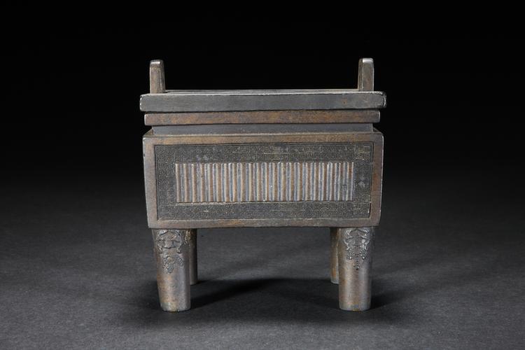 乾隆款铜云雷纹冲耳四足长方炉