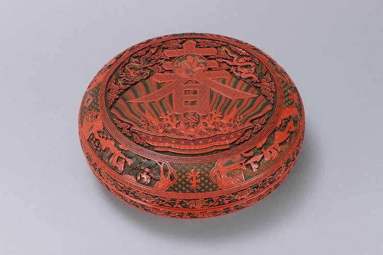 乾隆款剔红寿春图开光山水人物图圆盒