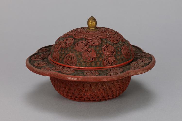 剔红团花纹梅花式盒