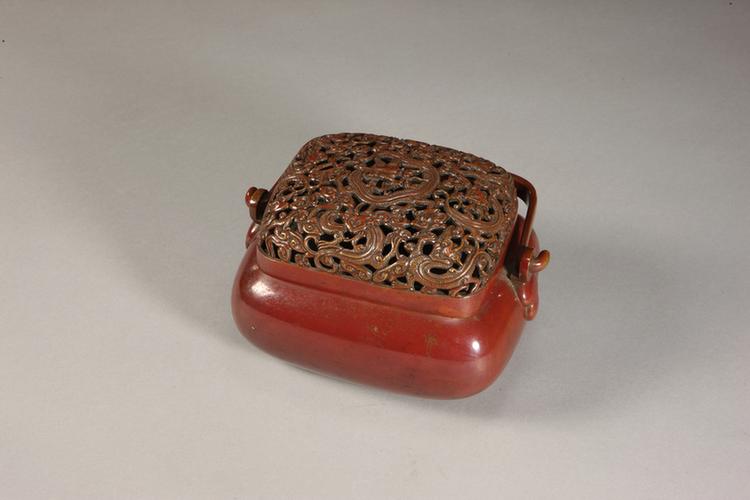 雍正款铜镂空螭纹手炉