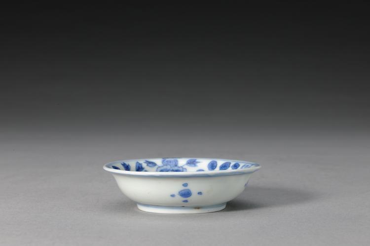 嘉靖款青花缠枝菊纹碟