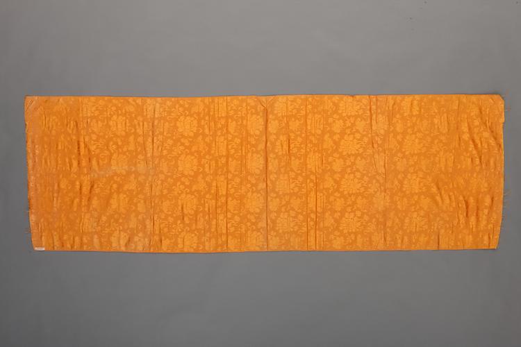 杏黄色蝶莲牡丹纹线绸