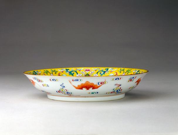 光绪款黄地粉彩博古图盘