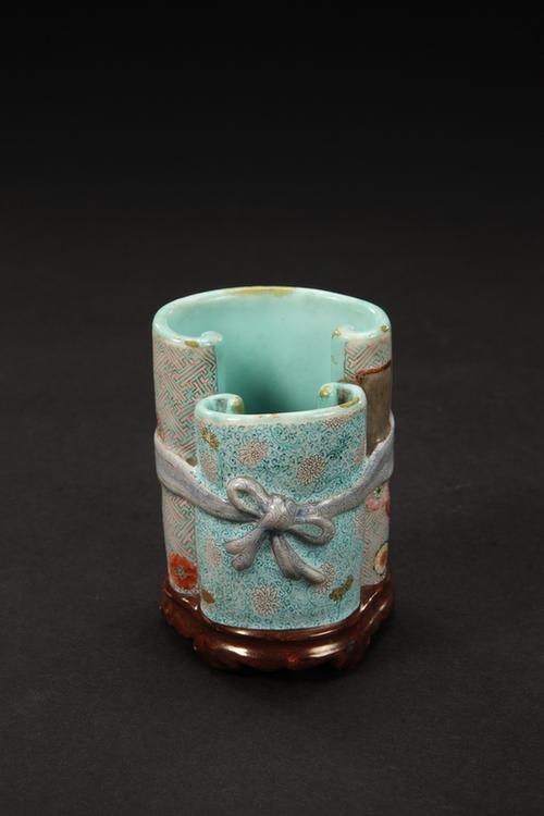 粉彩锦地卷书式笔筒