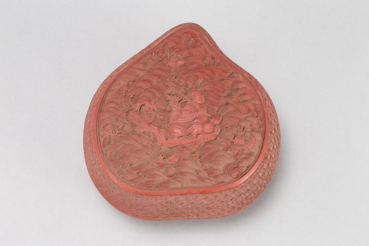 剔红八仙图桃式盒