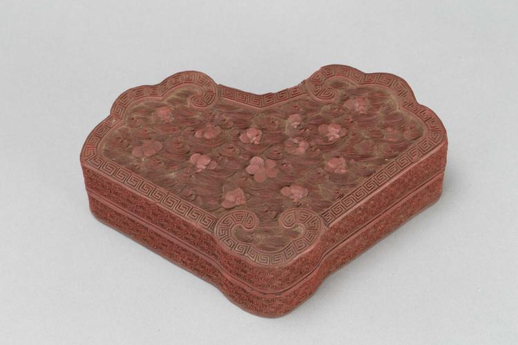 剔红落花流水纹磬式盒