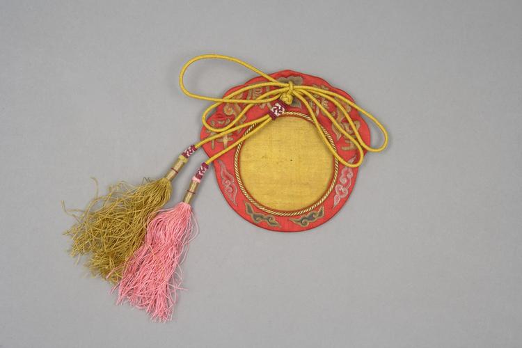 红色缎平金锁绣龙凤呈祥纹活计-表套