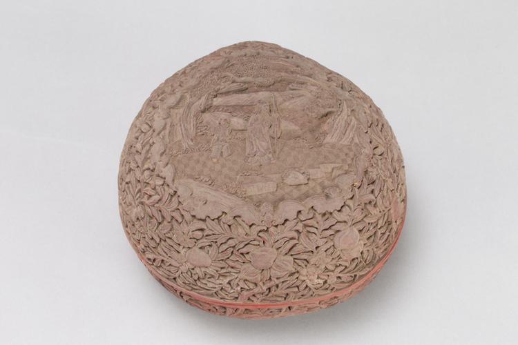 剔红开光人物图桃式盒