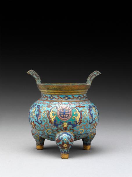 乾隆款掐丝珐琅夔凤蝙蝠纹双耳三足炉