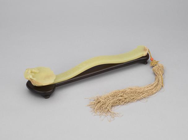 黄玉浮雕勾云兽面纹如意