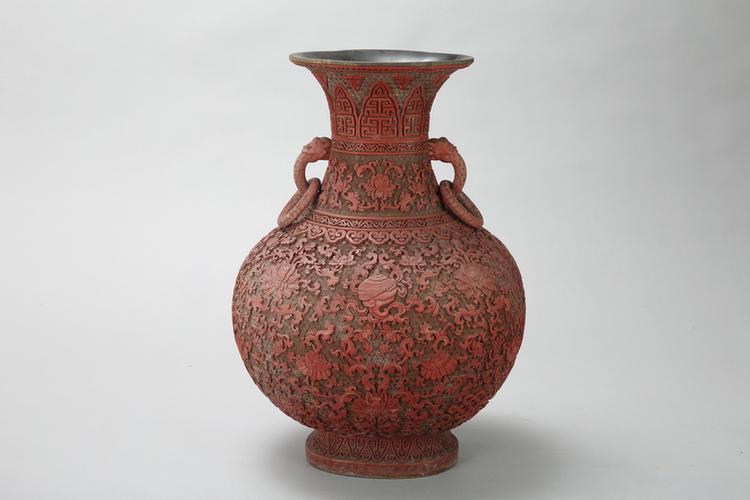 剔红缠枝莲八宝纹双耳活环海棠式瓶