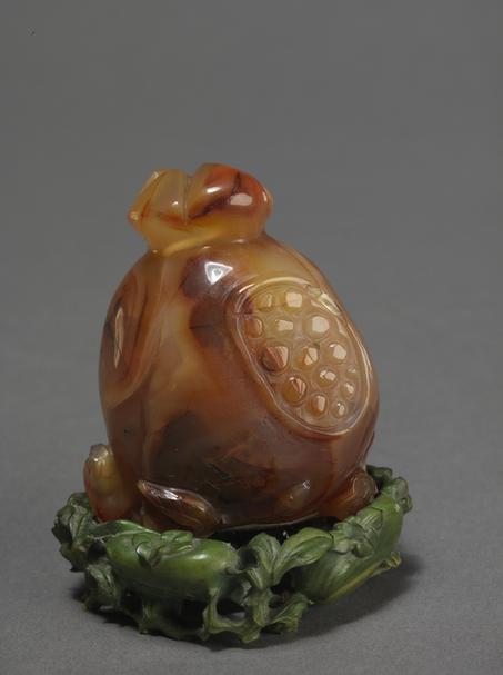 玛瑙石榴式鼻烟壶