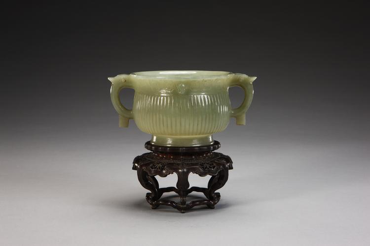 青玉双耳彝式炉