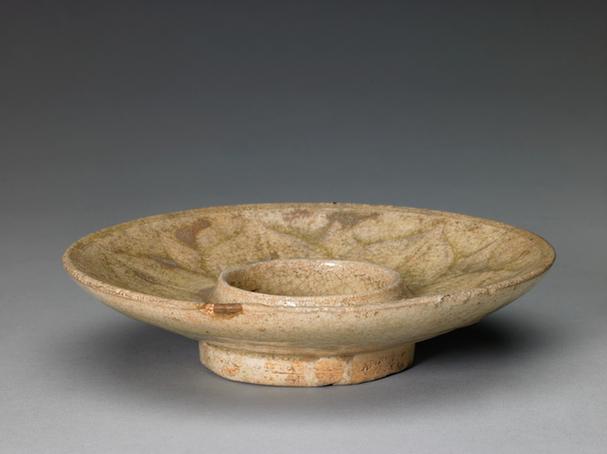 黄釉刻花莲瓣纹碗托