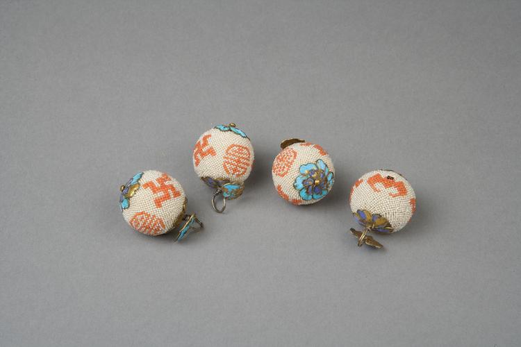 铜嵌白红米珠纽扣