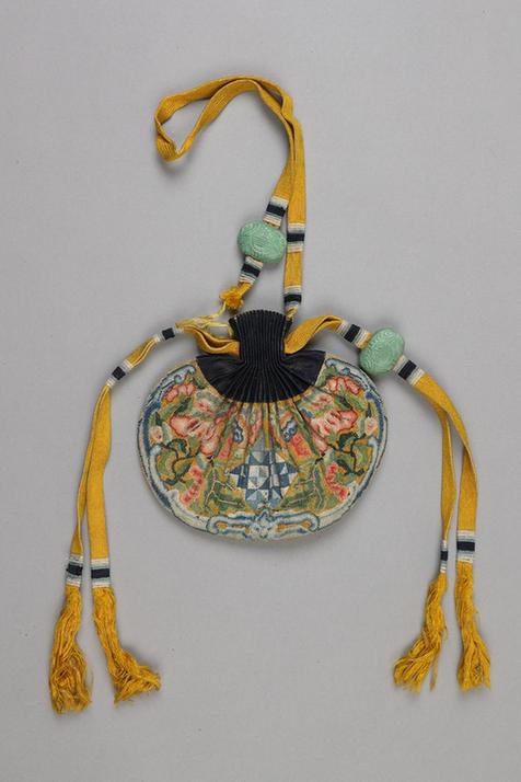 石青色缎口满纳灵芝石榴方胜纹椭圆荷包