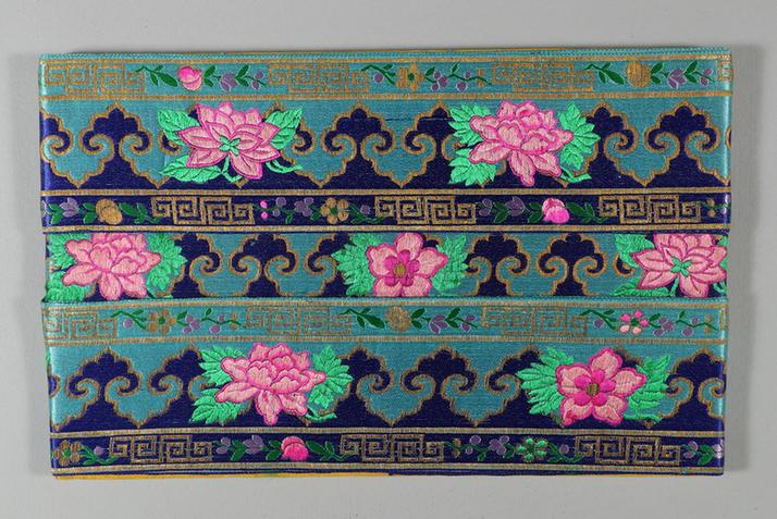 品月色缎地时花牡丹云头纹绦