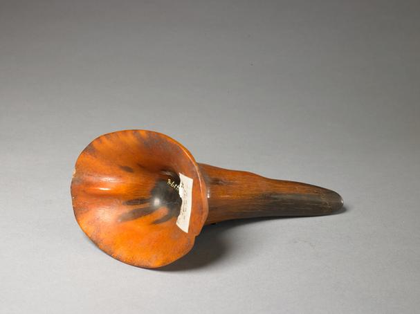 犀角雕天然式尖底杯