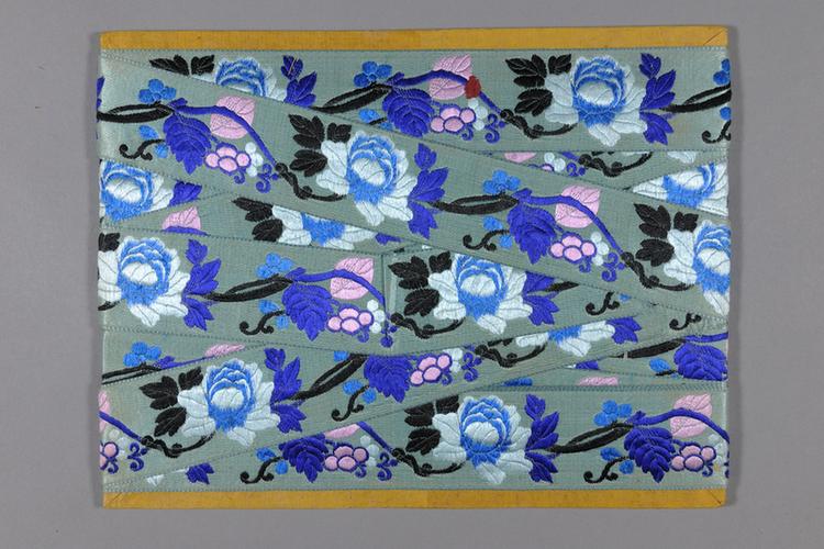 湖色缎地淡彩勾莲牡丹纹绦