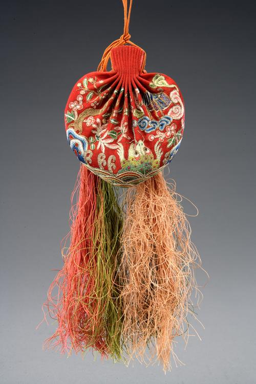 红色缎辫绣蟾宫折桂纹活计-荷包