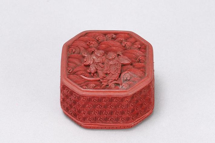 剔红人物图八方盒