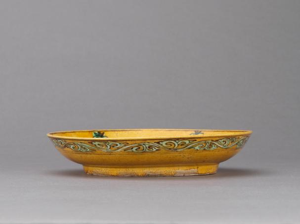 万历款黄地紫绿彩龙纹盘