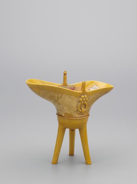 乾隆款黄釉涂金爵