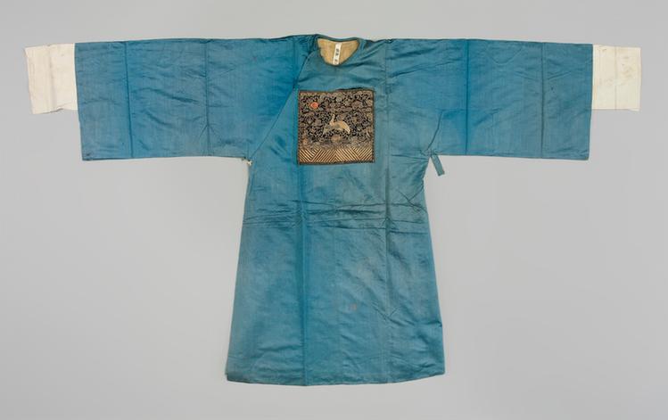 月白色素缎缀平金绣鹌鹑纹方补男官衣